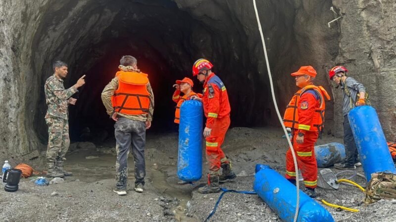 ‘Tudo lotado de lama’: operador de drones relata dificuldades em resgates em túneis no Nepal