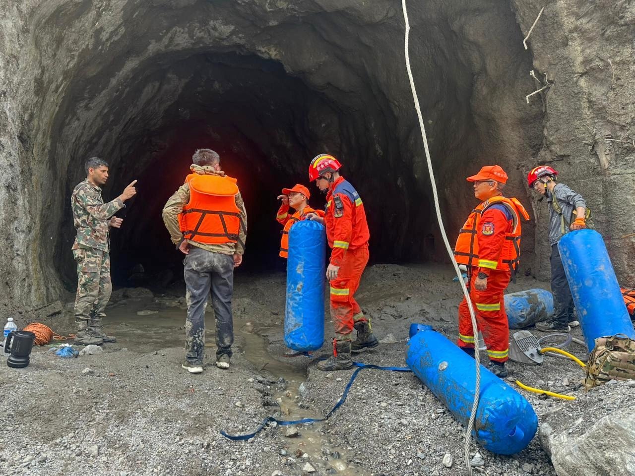 ‘Tudo lotado de lama’: operador de drones relata dificuldades em resgates em túneis no Nepal