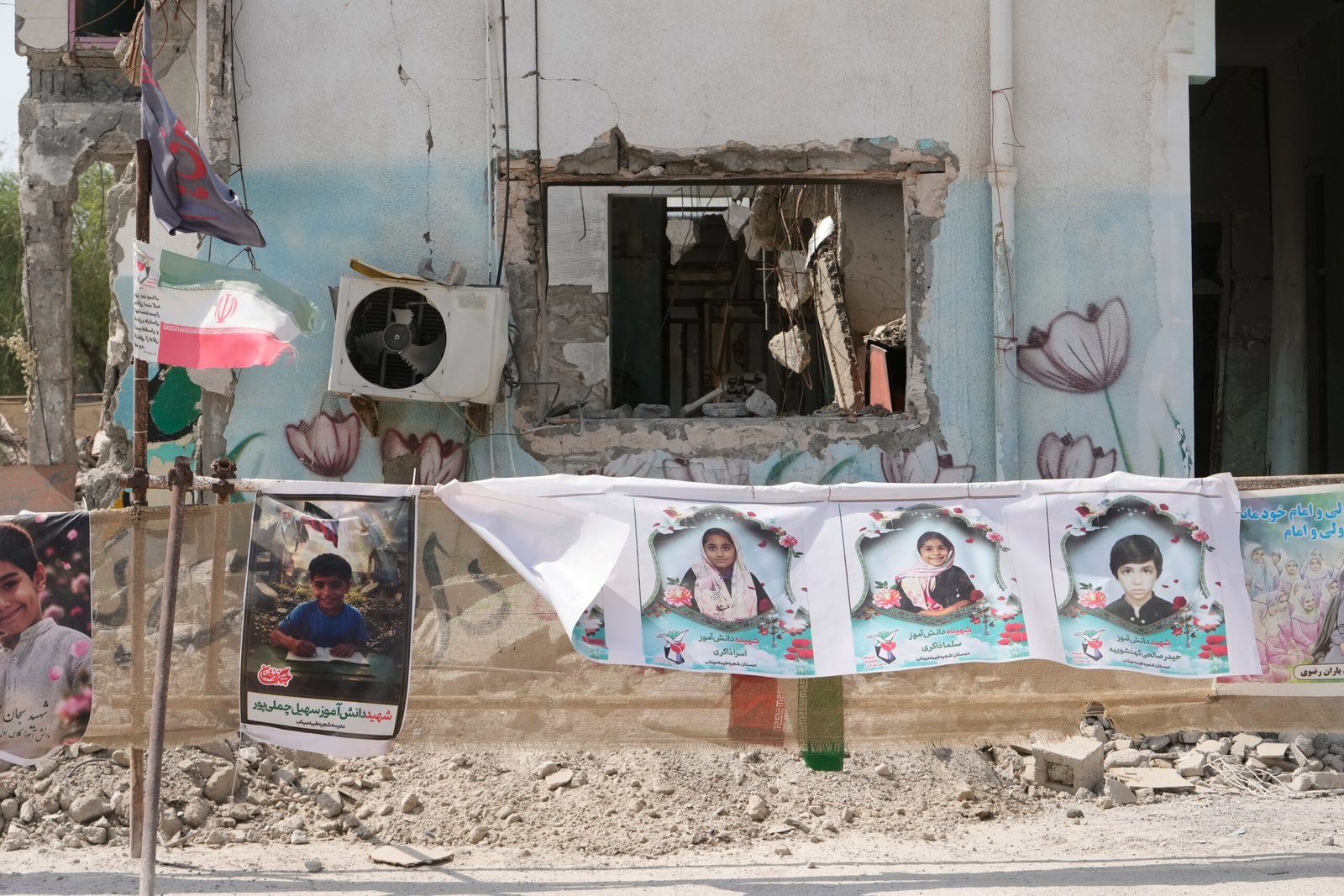 Escola iraniana atingida por bombardeio vira memorial para crianças; veja fotos