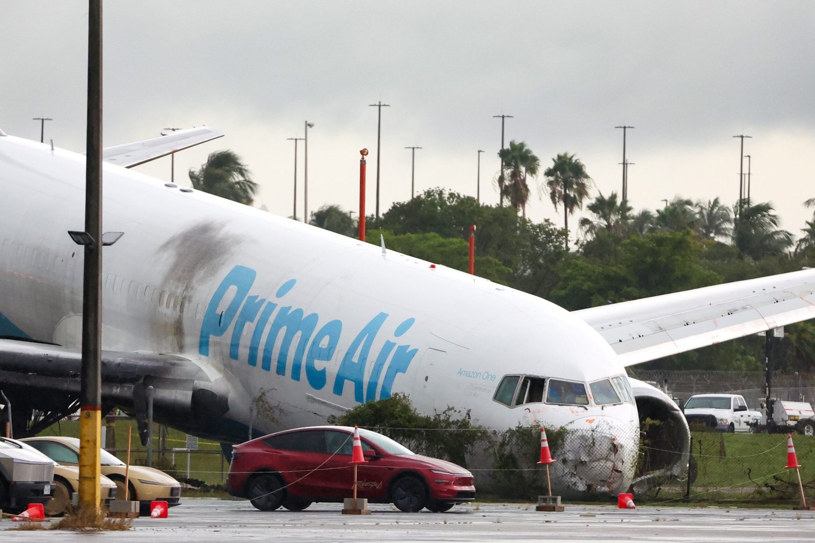 VÍDEO flagra momento em que avião da Amazon sai da pista em Miami