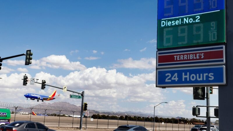 Gasolina sobe nos EUA e Trump diz que alta é ‘baixo preço a pagar’ por guerra no Irã
