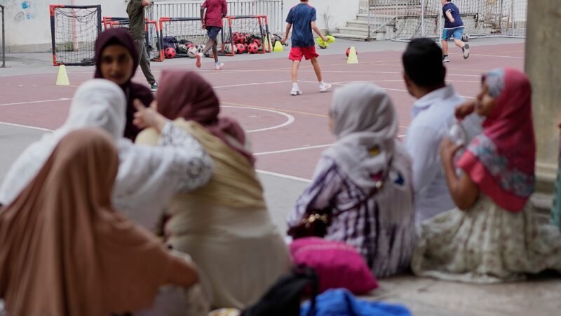 Itália limita a 30% número de alunos sem fluência em italiano por sala e proíbe burcas em escolas
