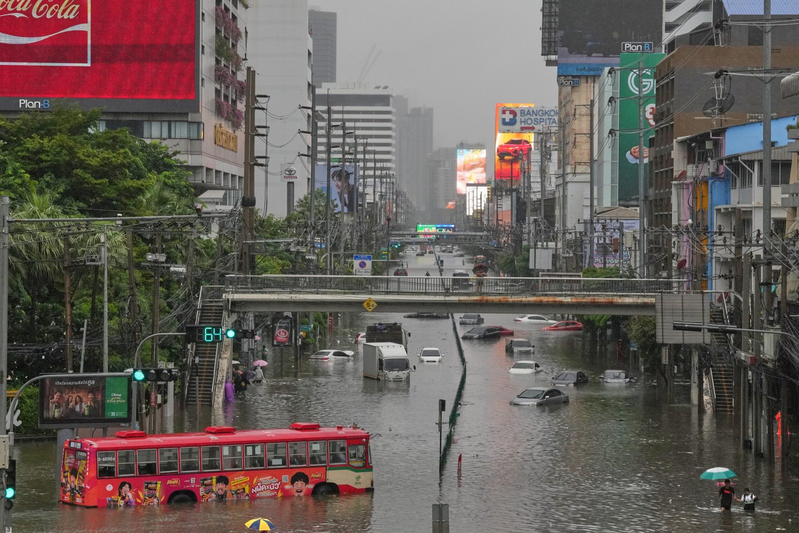 Chuvas alagam Bangkok e afetam mais de 84 mil pessoas na Tailândia; FOTOS