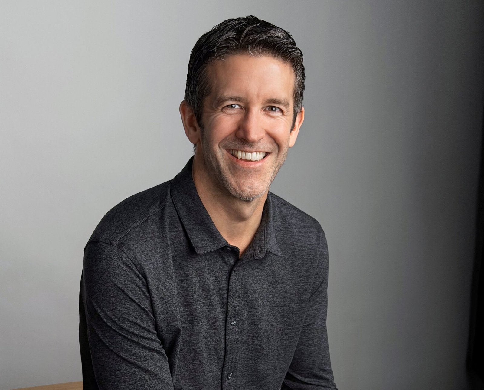 John Ternus assume oficialmente como CEO da Apple; conheça o executivo