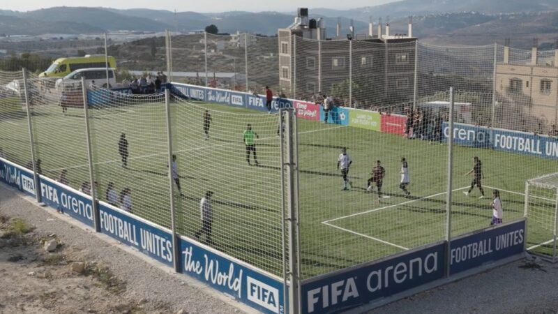Fifa inaugura minicampos de futebol para crianças na Cisjordânia