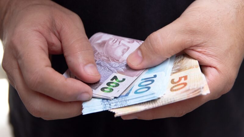 Orçamento 2027: salário mínimo, previsão de contas no azul, reajuste limitado a servidores e ‘imposto do pecado’; veja destaques do projeto