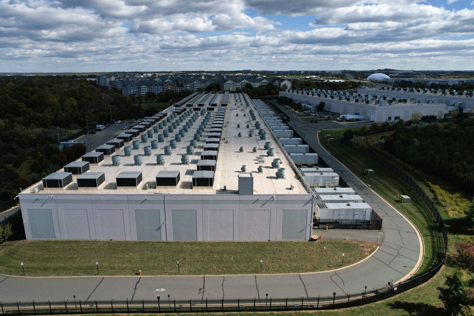 Câmara dos EUA aprova projeto que aborda impacto de data centers nos custos de energia