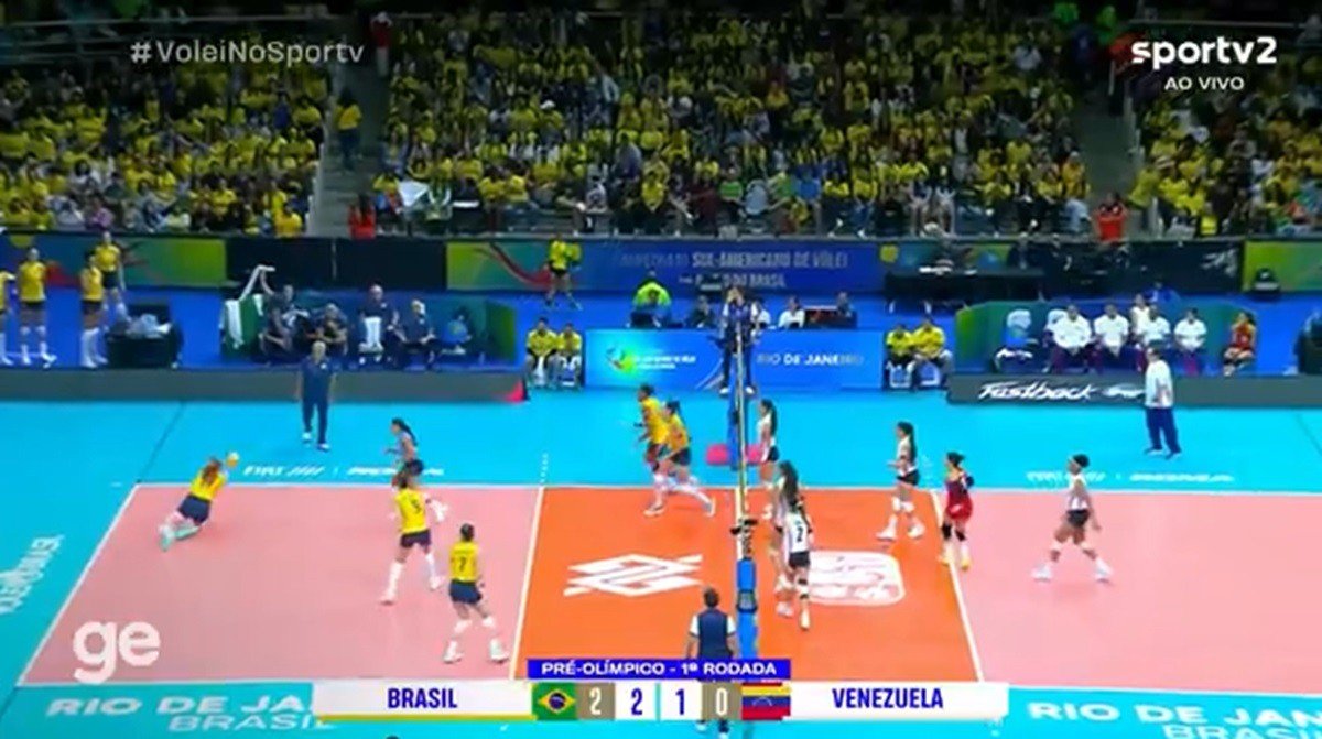 Julia Bergmann faz ponto de defesa em vitória do Brasil no Pré-Olímpico Feminino de vôlei; assista