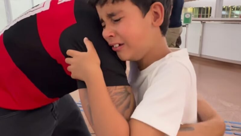 Pai surpreende filho com viagem para assistir a jogo do Flamengo e vídeo viraliza; assista