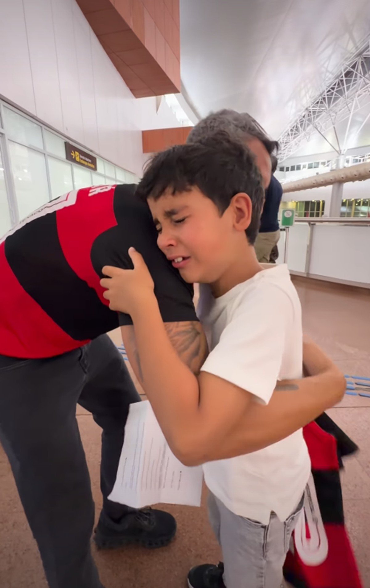 Pai surpreende filho com viagem para assistir a jogo do Flamengo e vídeo viraliza; assista