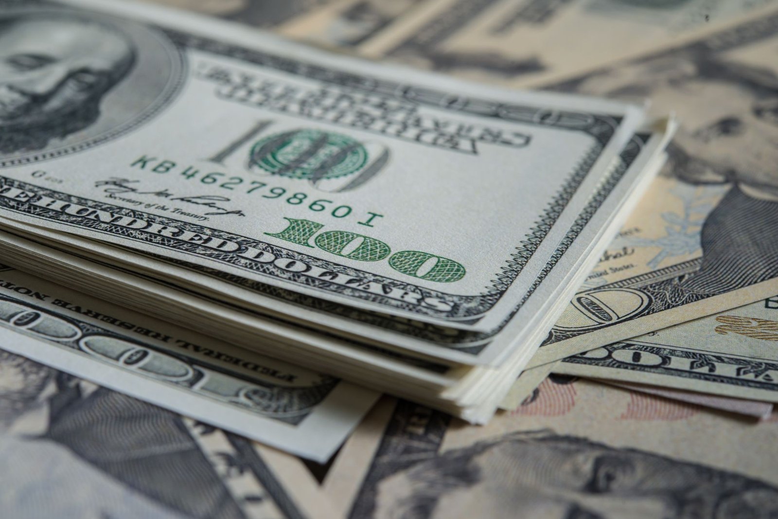 Dólar abre sessão desta sexta-feira, após reunião entre Trump e Xi Jinping e com eleições no radar