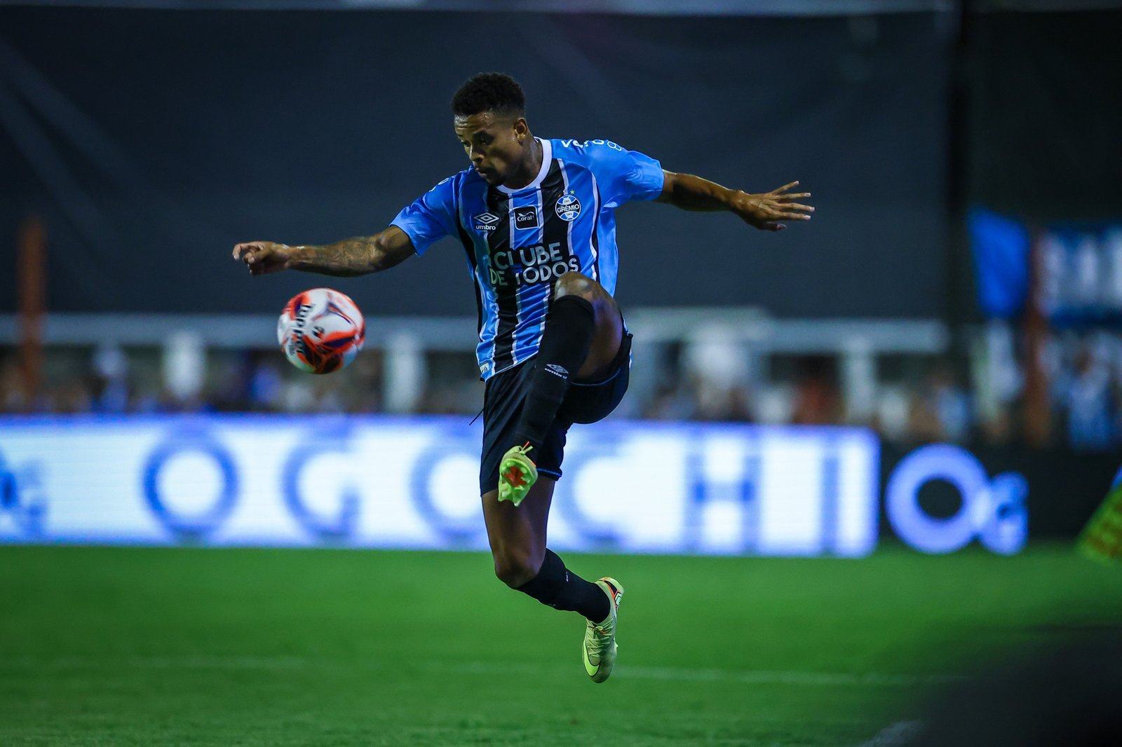 Sem Marlon e Pedro Gabriel, Caio Paulista pode voltar a ser titular no Grêmio; veja números