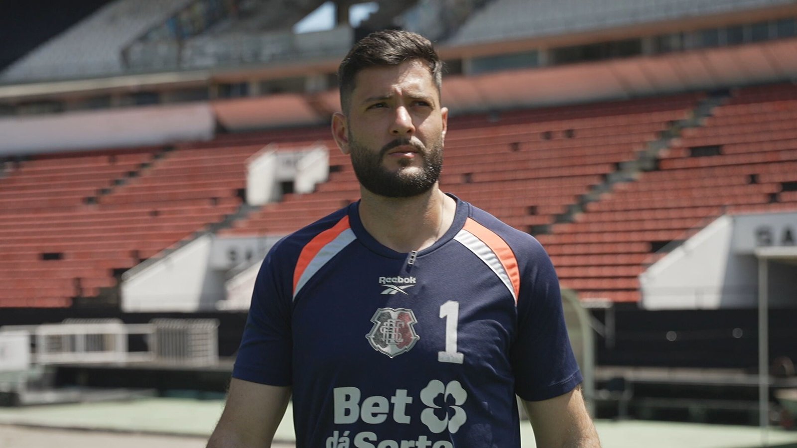 “Eu via tudo meio escuro”: goleiro do Santa Cruz detalha apoio de psicóloga em volta por cima