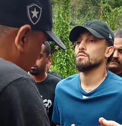 “Acha que estou de sacanagem?”: veja vídeo de conversa entre torcedores do Botafogo e Alex Telles
