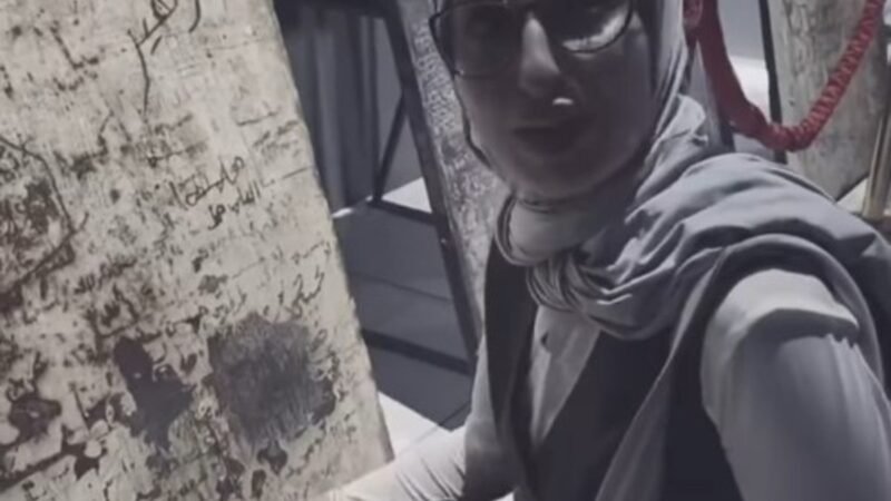 VÍDEO: Mulher chora ao reconhecer nome de irmão desaparecido em porta de prisão em mostra sobre regime de Assad, na Síria
