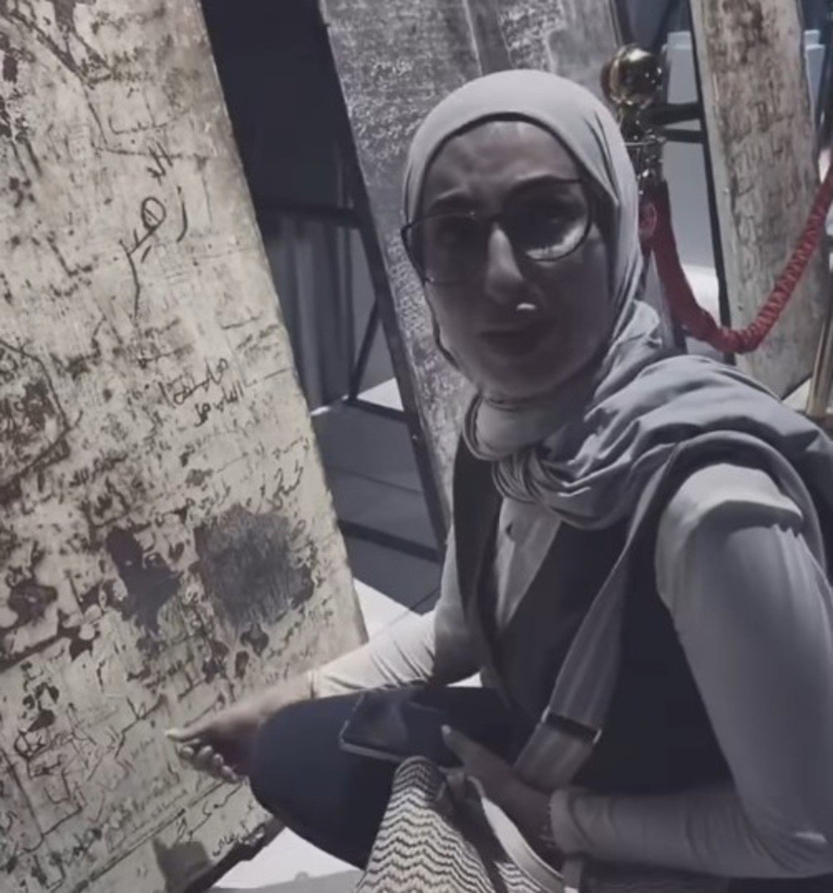 VÍDEO: Mulher chora ao reconhecer nome de irmão desaparecido em porta de prisão em mostra sobre regime de Assad, na Síria