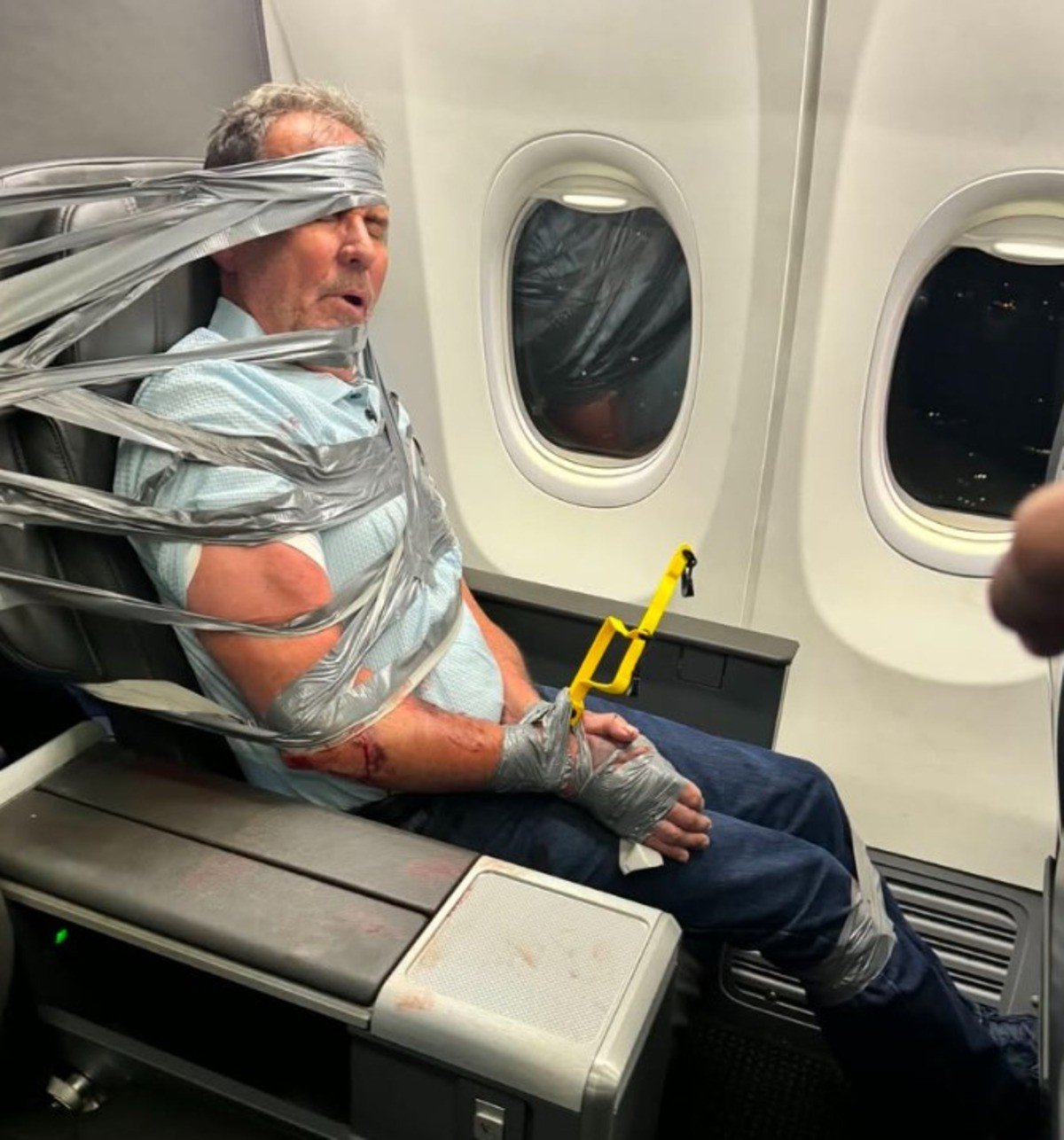 Homem é amarrado com fita adesiva a poltrona de avião após gritar e proferir xingamentos racistas e homofóbicos nos EUA