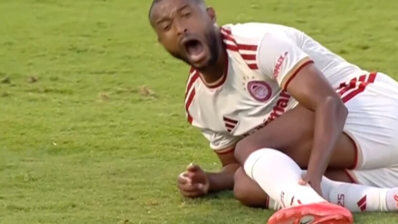 Atacante marroquino fratura a perna em dividida forte no Campeonato Grego; veja