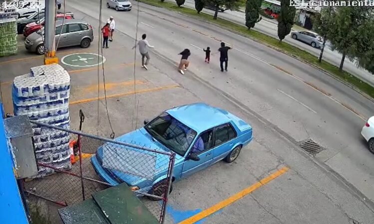 VÍDEO: Homem se joga em avenida e salva criança de ser atropelada no México