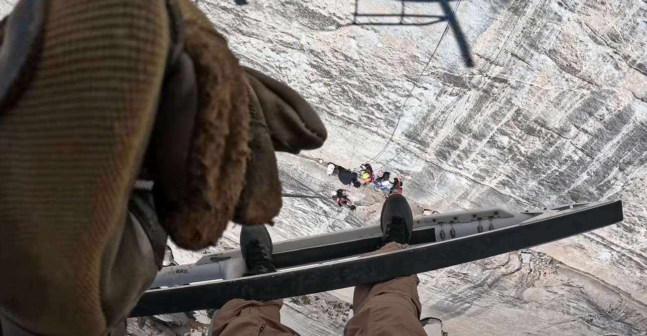 VÍDEO: Alpinista ferido é resgatado por helicóptero em paredão de mais de 200 metros na Califórnia