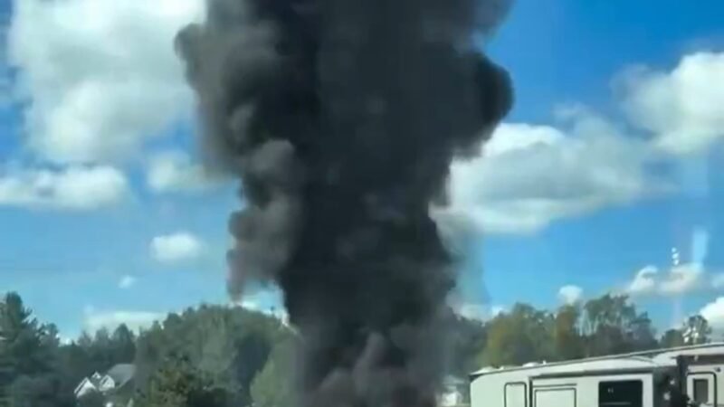 Caça F-16 dos EUA cai perto de estrada em Michigan