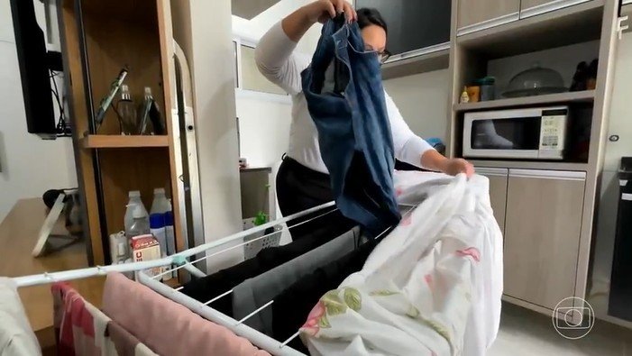 Tempo úmido e falta de sol aumentam procura por lavanderias e alternativas para secar roupas em casa no Centro-Sul