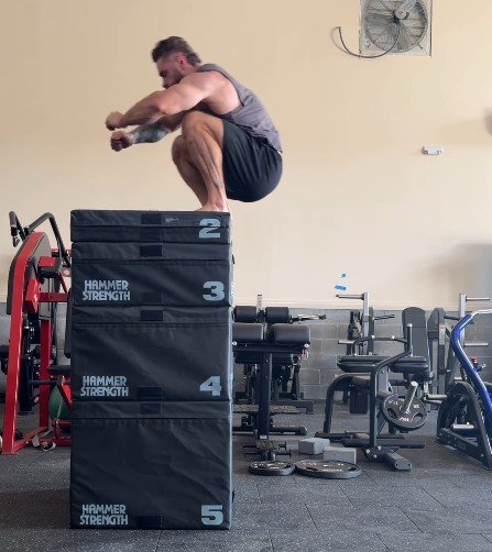 Aposentado? Às vésperas do Mr. Olympia, CBum viraliza ao saltar caixa de 1,5 metro em treino