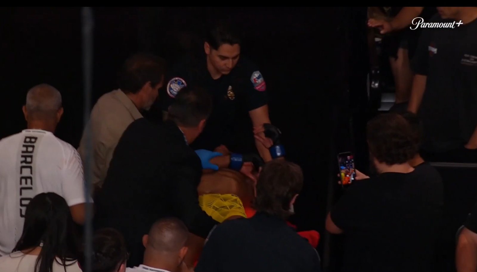 UFC: Raoni Barcellos sai de maca depois de luta acirrada contra Raul Rosas Jr.