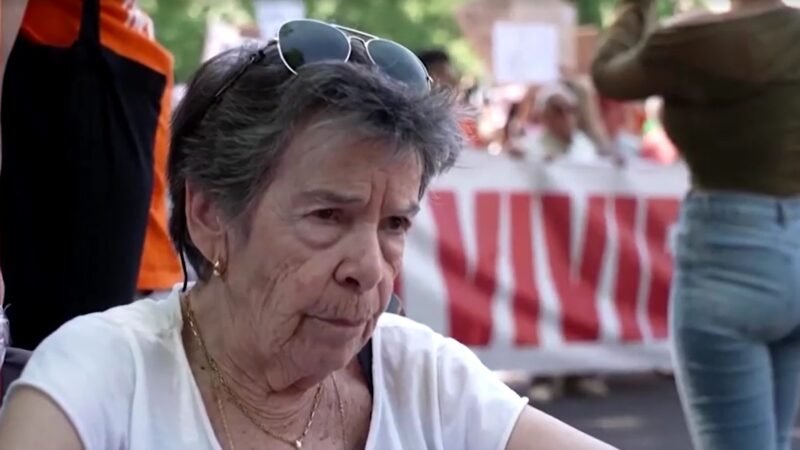 Após protestos, idosa de 87 anos despejada na Espanha recebe oferta para voltar para casa