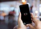Difícil carregar o celular no carro? Explicamos por que isso demora tanto