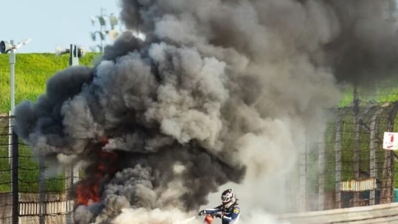 Piloto abandona corrida no China GT e usa extintor para salvar colega de carro em chamas; assista