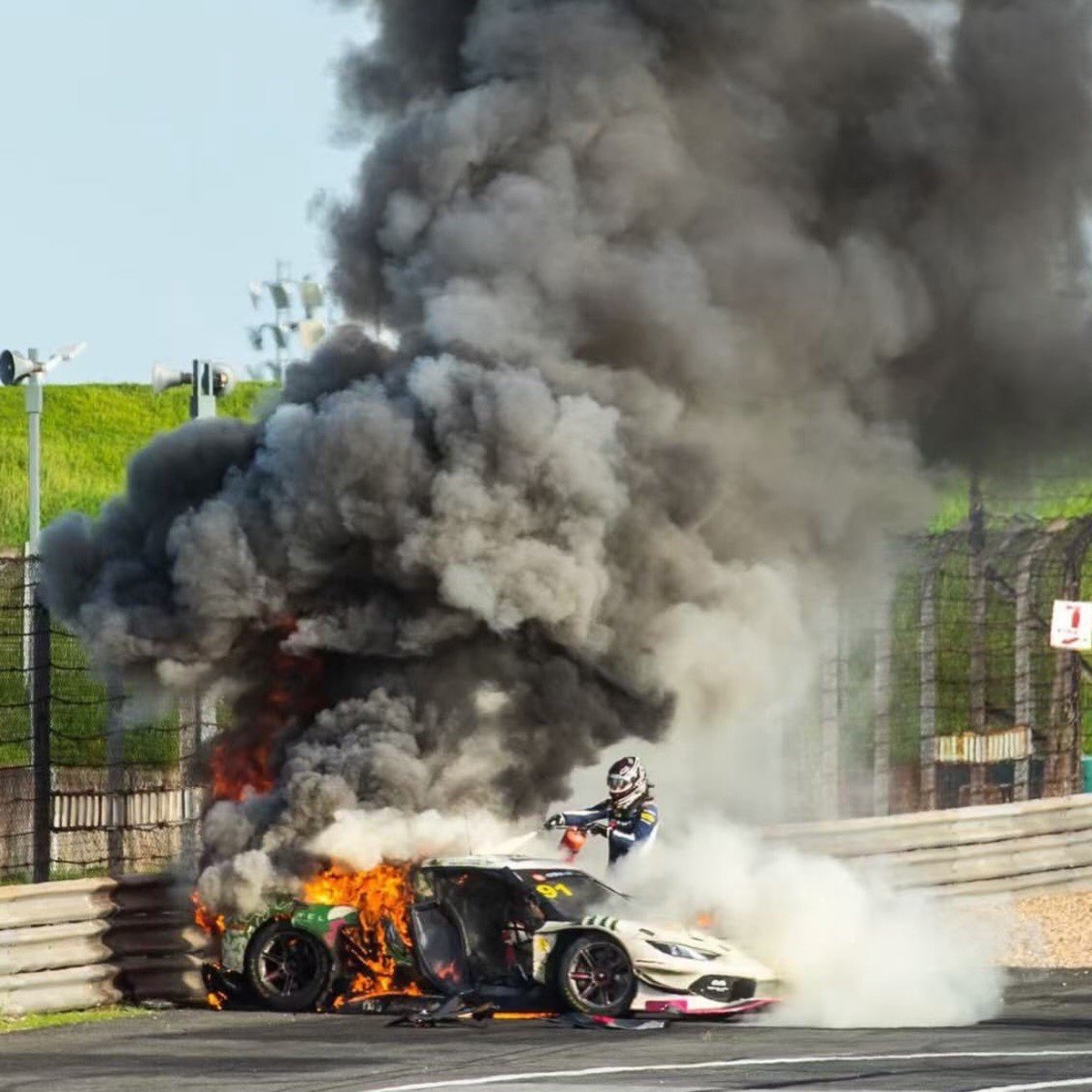 Piloto abandona corrida no China GT e usa extintor para salvar colega de carro em chamas; assista