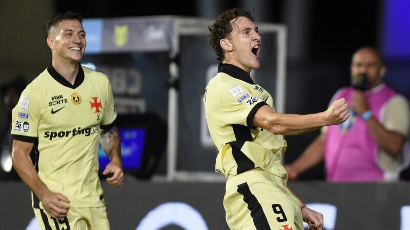 Análise: Vasco tem atuação perfeita contra Coritiba e joga muito além de um time para sair do Z-4