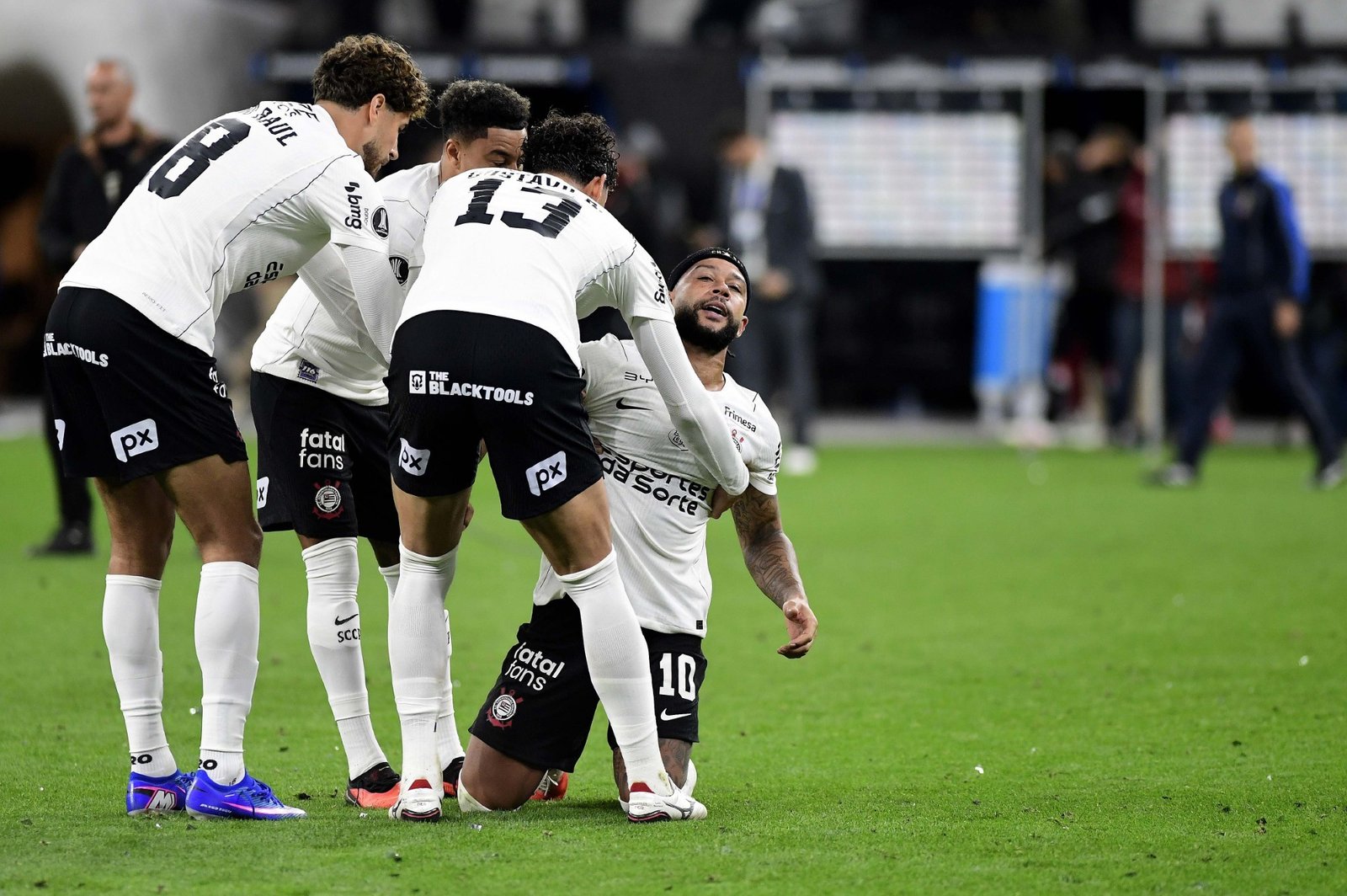 Da renovação polêmica ao pênalti perdido: os problemas de Memphis em ano turbulento no Corinthians