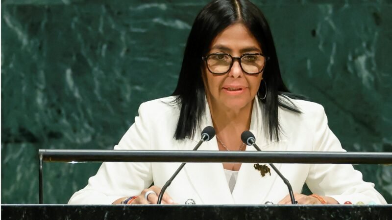 Delcy Rodríguez faz discurso na ONU com broche que parece mostrar mapa de Venezuela com Essequibo anexada