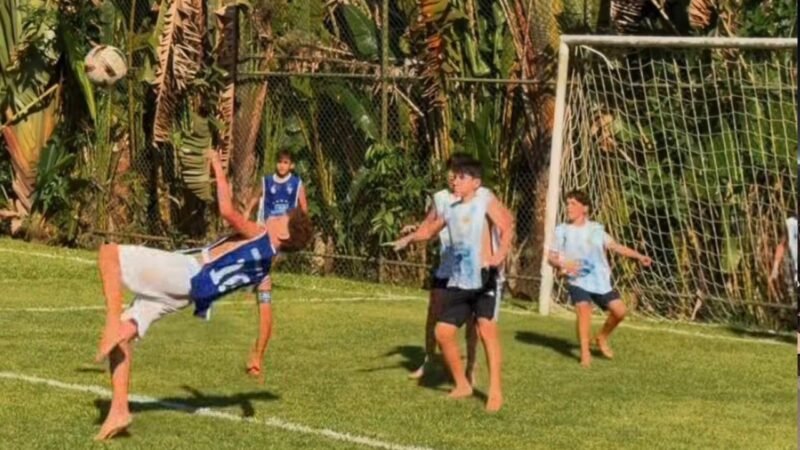 Filho de Ganso faz golaço de bicicleta em festa de aniversário com tema do Fluminense; veja vídeo