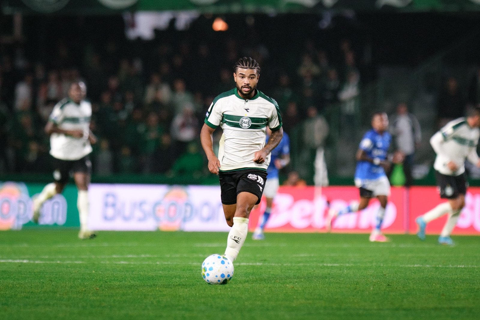 Coritiba: Lucas Ronier passa por cirurgia no joelho após ruptura no LCA; saiba a previsão de retorno