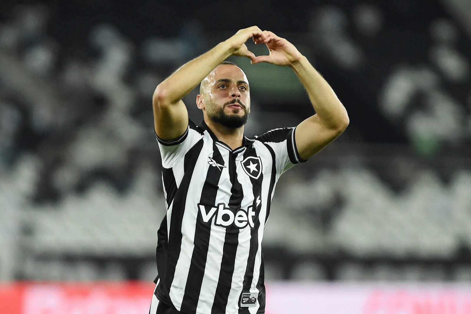 Botafogo busca reposição para Arthur Cabral e freia transferência para o México