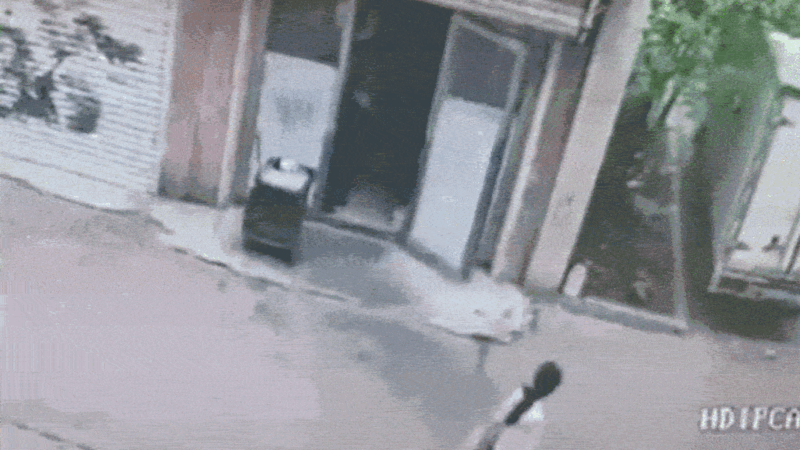 VÍDEO: Explosão em loja arranca roupas de homem, que foge de cueca na China