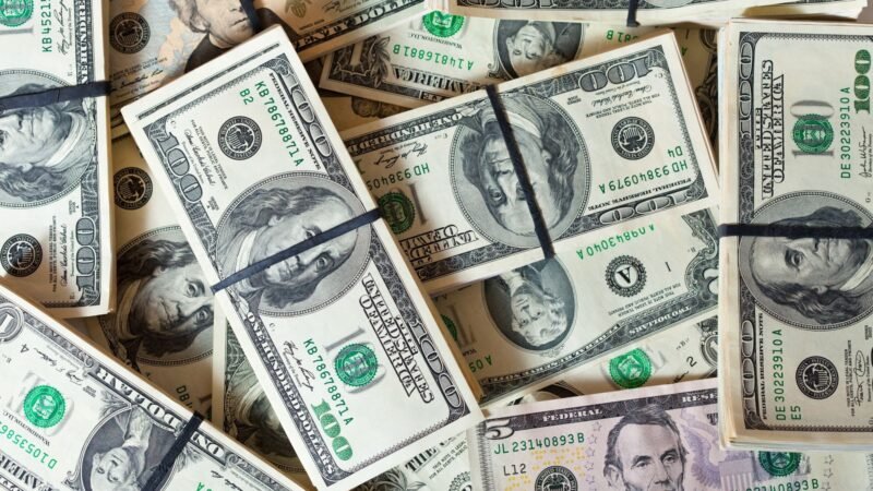 Dólar opera em alta e vai a R$ 5,16, à espera de novas decisões de juros e de olho em quadro político brasileiro