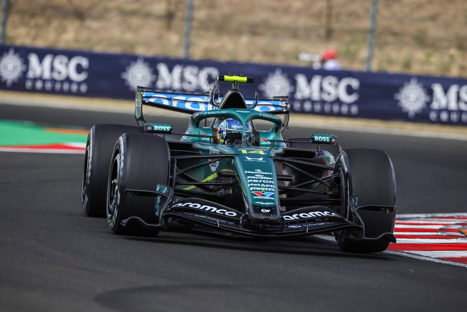 Alonso confirma permanência na F1 e renova com a Aston Martin para 2027