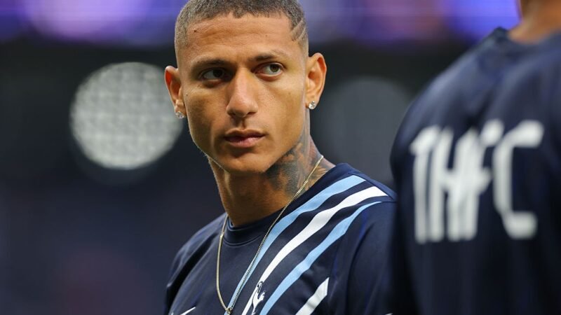 Richarlison tenta rescisão amigável com o Tottenham, mas pode recorrer a justa causa; entenda
