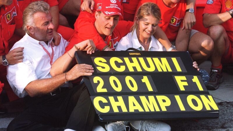 Esposa de Schumacher conta que chora ao ouvir música do casal e revela que mãe era contra namoro