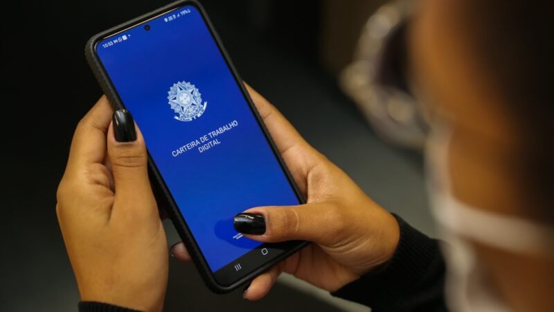 Desemprego fica em 5,3% no trimestre até agosto e população ocupada bate recorde de 103,5 milhões de pessoas