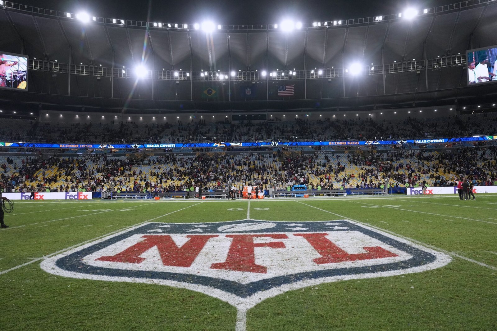 Gramado do Maracanã supera desconfiança e escapa de críticas em jogo da NFL: “Aguentou bem”