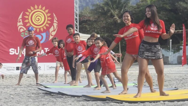 Projeto Surf Para Todos oferece aulas gratuitas na Praia do Tombo, em Guarujá, SP