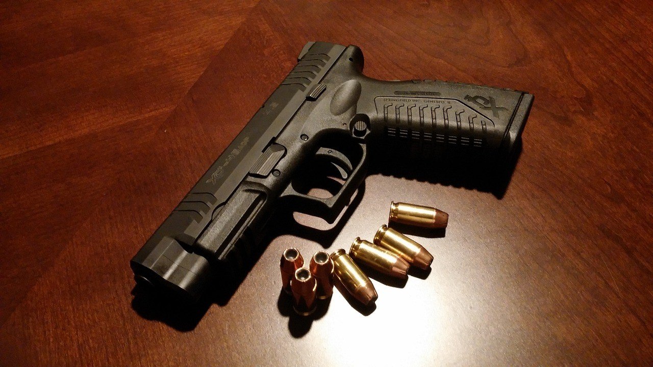 Criança leva pistola carregada para creche nos EUA; responsável foi preso