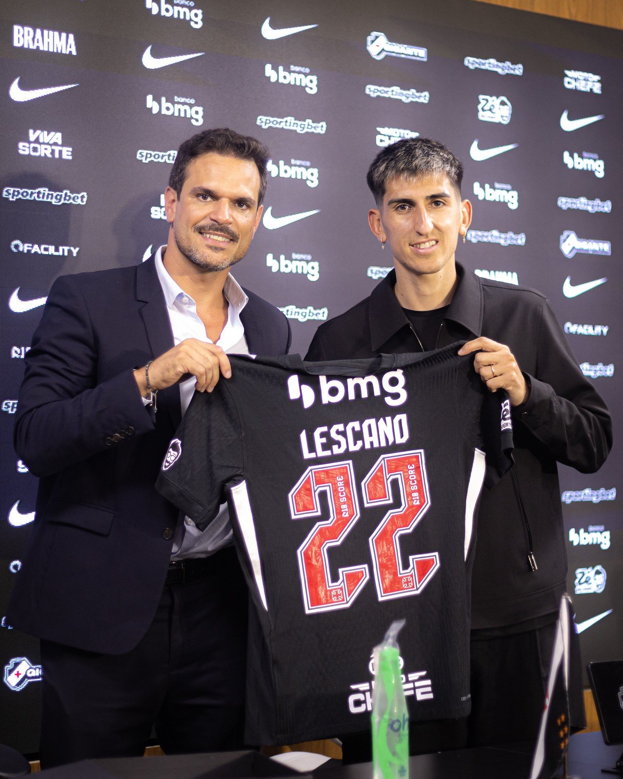 Pagamentos futuros e atletas emprestados: Vasco reforça elenco na janela mesmo sem venda da SAF