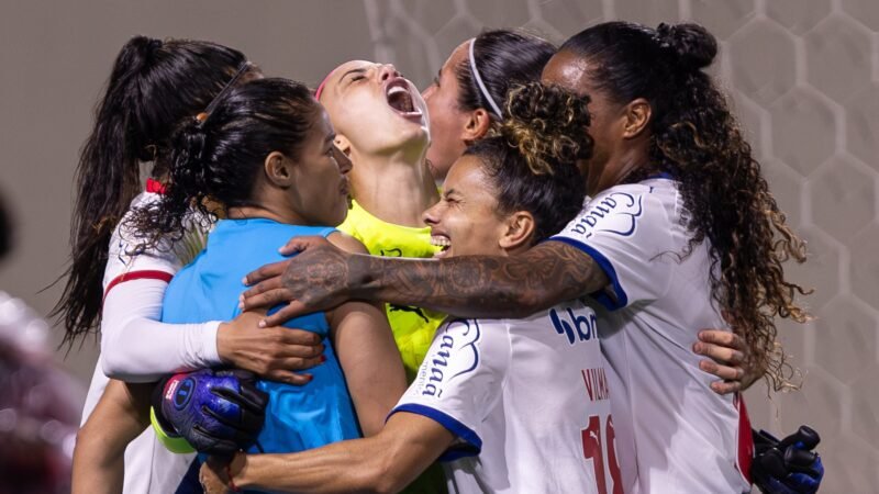 Destaque do Bahia, goleira atravessa campo de joelhos, rejeita rótulo de heroína e celebra marca