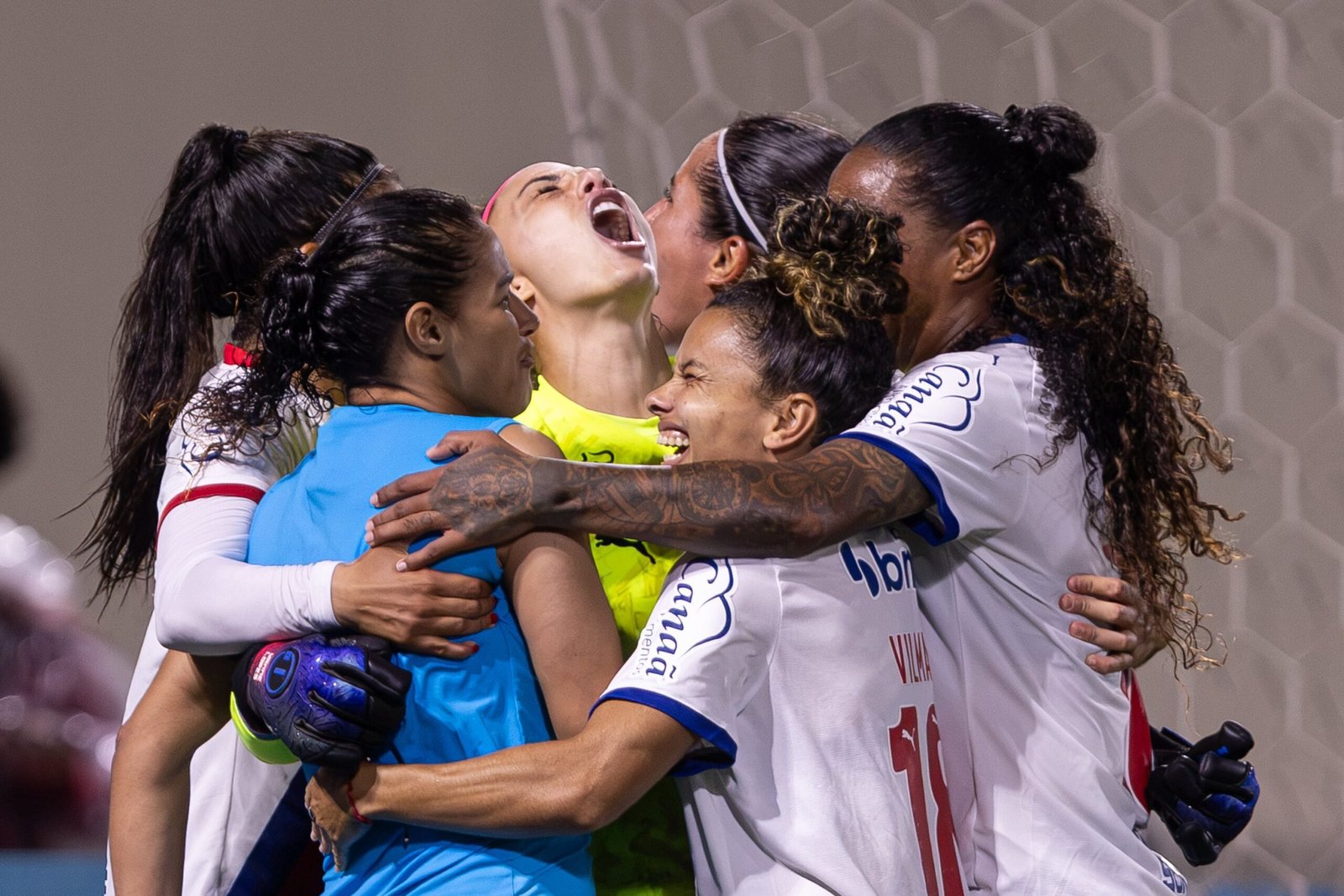 Destaque do Bahia, goleira atravessa campo de joelhos, rejeita rótulo de heroína e celebra marca